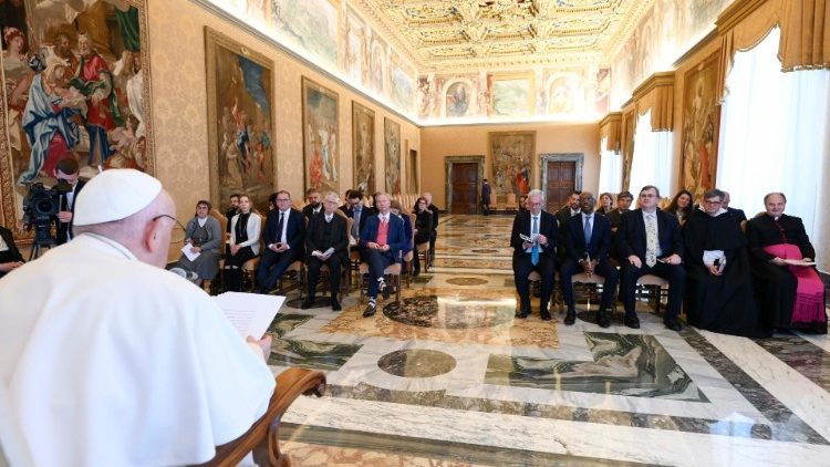 El Papa durante la audiencia a los participantes en el encuentro "Diálogos Minerva" promovido por el Dicasterio para la Cultura y la Educación (Vatican Media)